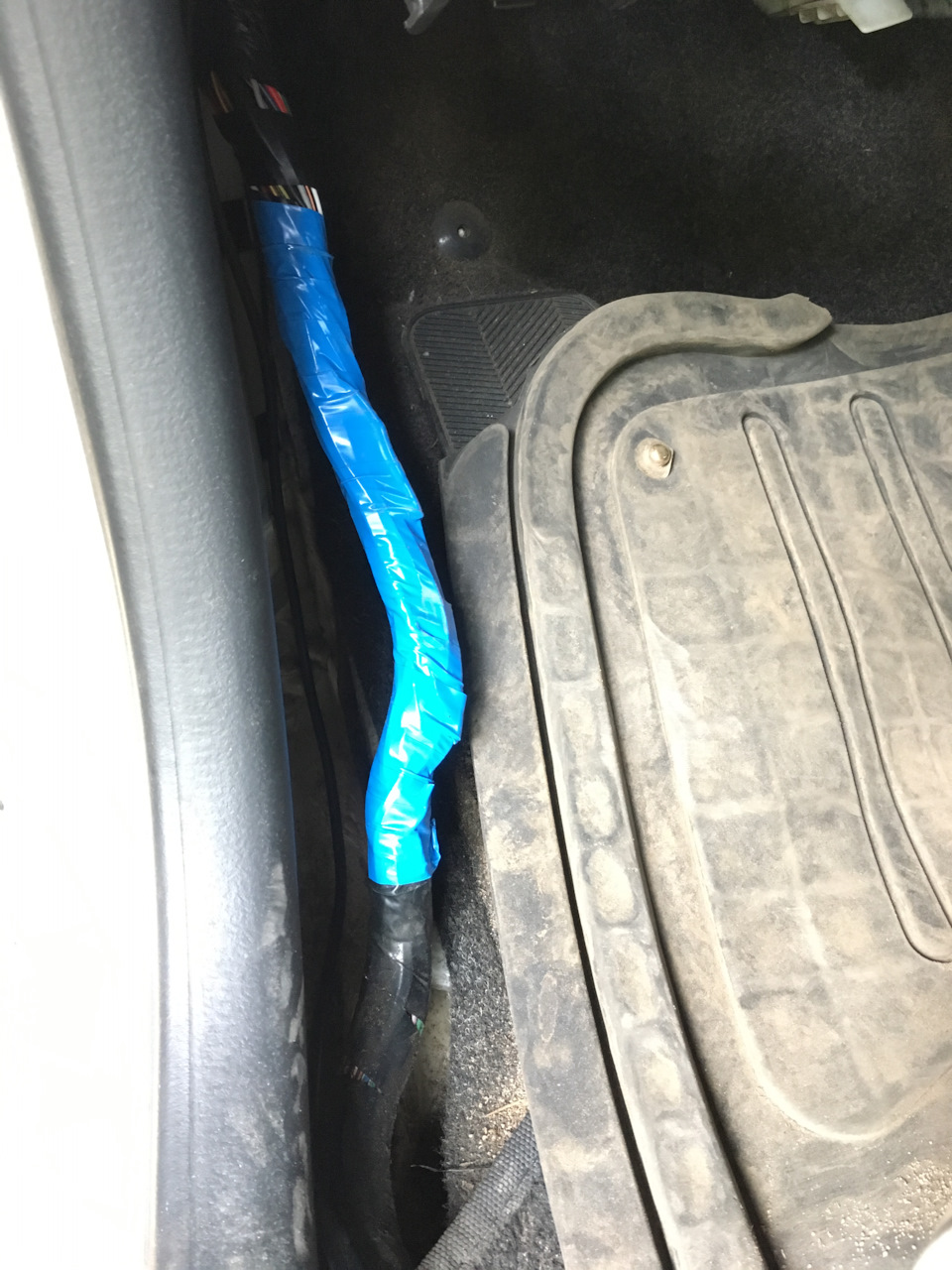 Нарочито синей изолентой от 3М, откроют внуки через 20 лет, будет что рассказать — Suzuki Grand Vitara (2G)