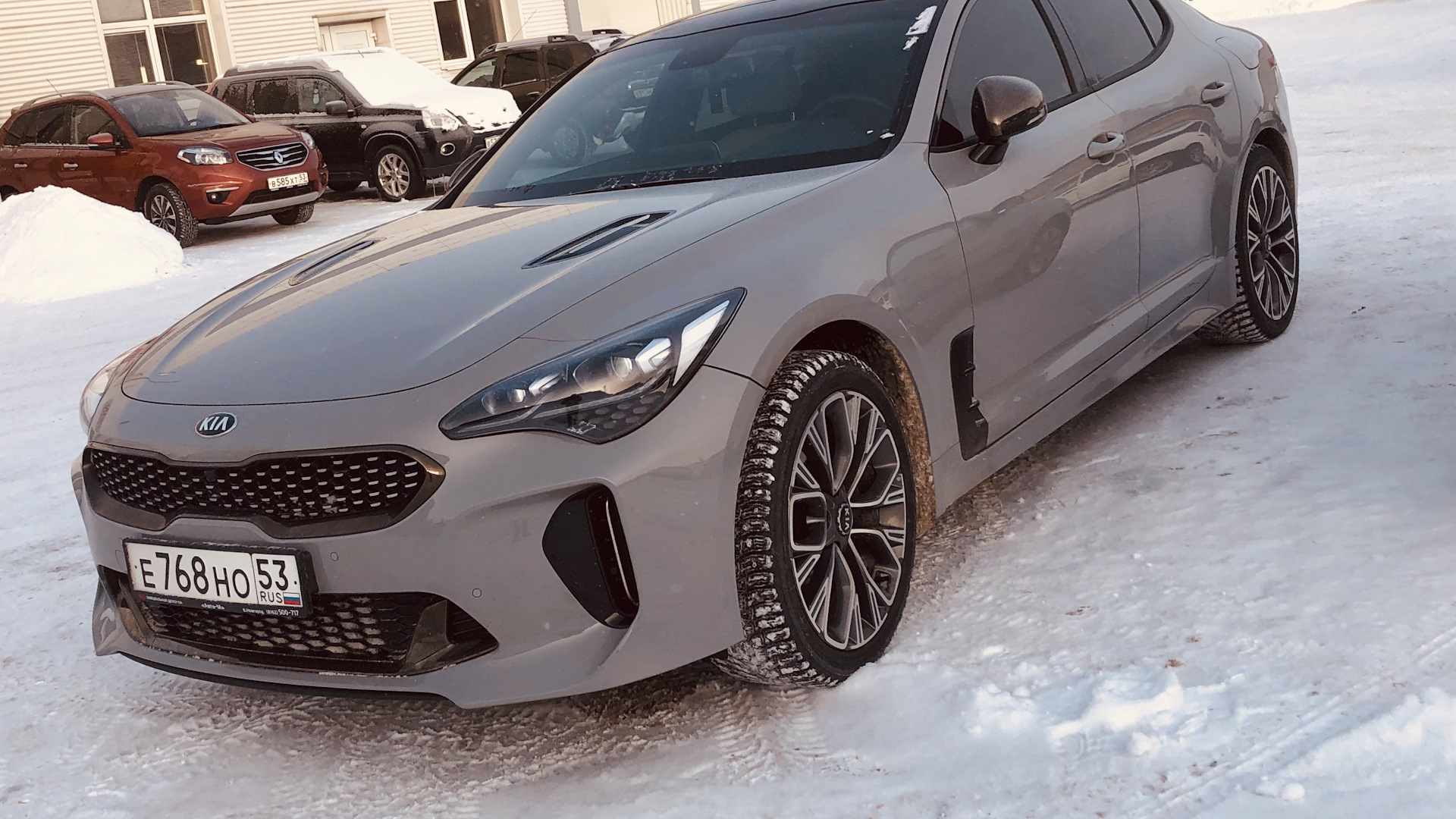 Kia Stinger серый матовый