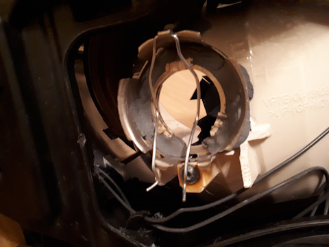 Сломалось крепление лампочки. Крепеж лампы ближнего света ssangyong. Фиксатор лампы ближнего света авенсис 2007. Лампа ближнего и дальнего света пежо 206. Сломалось крепление лампочки.