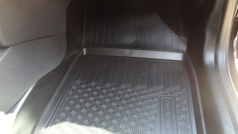 новый коврик пассажирский из комплекта 7711547808 — Renault Sandero Stepway (2G). Запчасти на фото: 7711547808