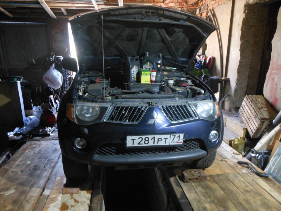 Замена масла и шприцевание крестовин — Mitsubishi L200 (4G), 2,5 л ...