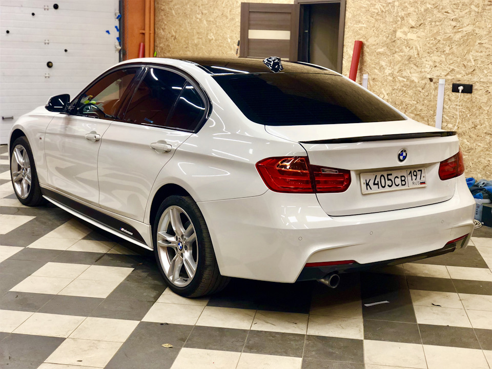 БМВ f30 белая с черной крышей