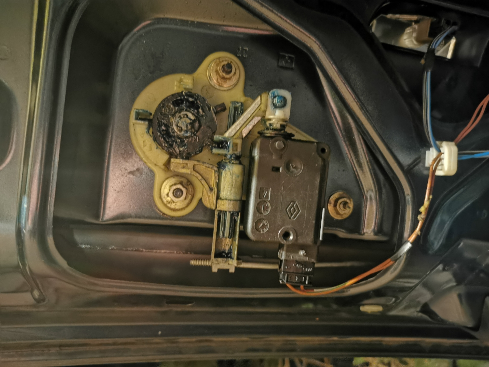 Замена электропривода замка багажника — Renault Laguna I, 1,8 л, 1994 ...