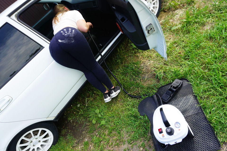 Суть данной демонстрации в том, чтобы показать работу пароочистителя на открытом воздухе, без каких либо ограничений! — Lada Приора хэтчбек