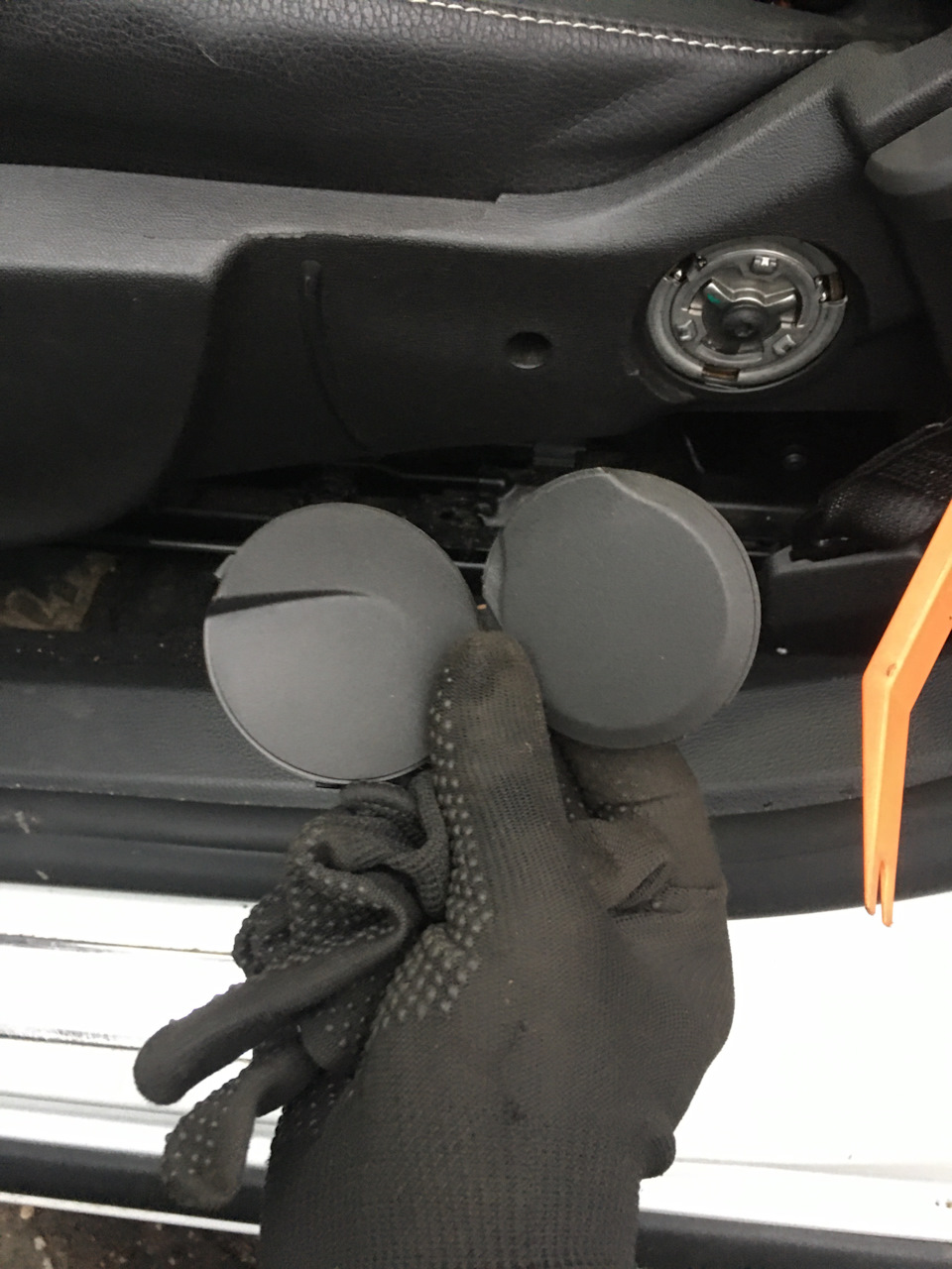 Треснула накладка водительского сидения — Opel Astra J, 1,6 л, 2012 ...