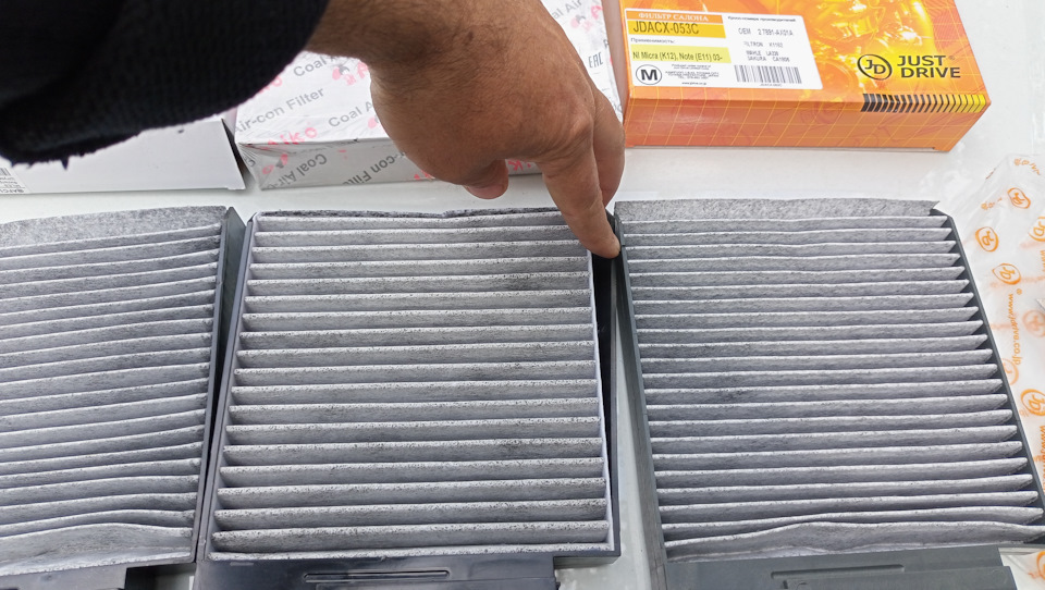 Тут с Aiko немного не понял. Такое ощущение, что у него фильтрующий элемент съемный — он в отдельном корпусе и вставлен в рамку фильтра. Этот элемент приклеен к корпусу. При этом эта клейка разваливается прямо в руках… — Renault Duster (1G). Запчасти на фото: JDACX053C