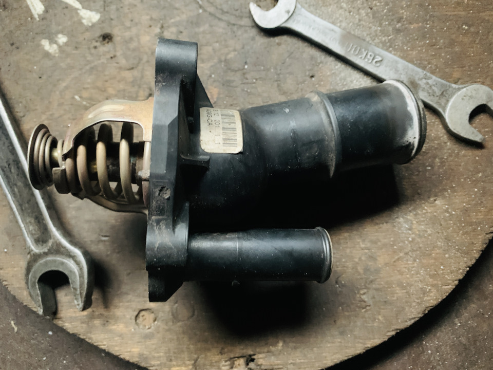 У родного термостата оказался присутствует изгиб, на гейтсе патрубок прямой… но не беда, все нормально село — Ford Mondeo IV