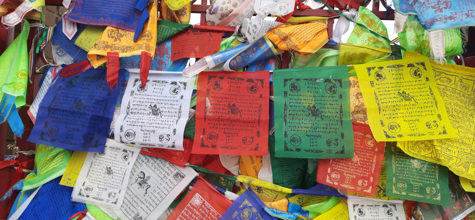 Почти весь забор, вокруг буддийской святыни увешан пожеланиями к всевышнему. — Jeep Cherokee (KL)