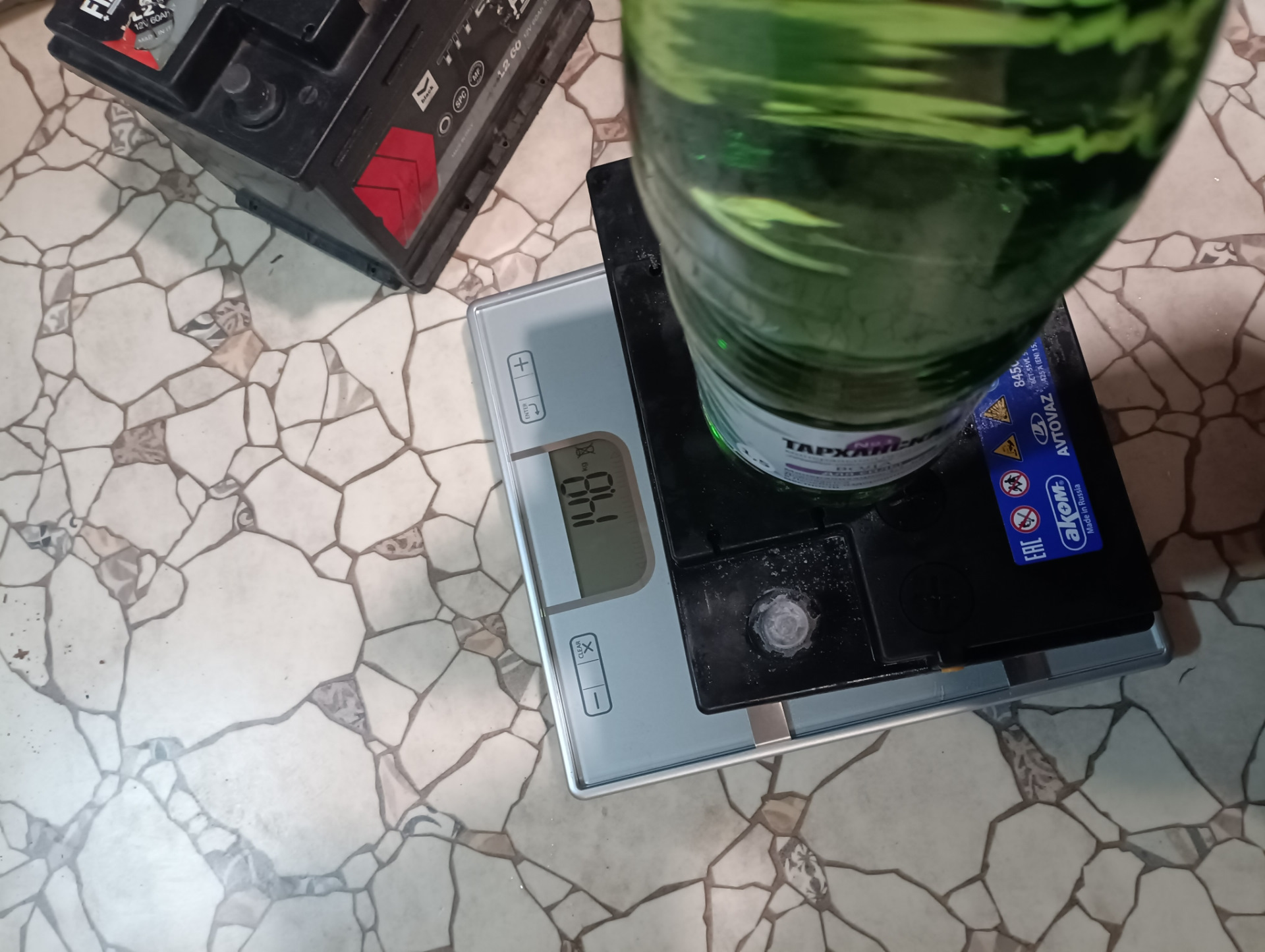 Взвесим штатный АКБ нивы тревел ?! Опять нам не доливают?! — Lada Niva ...