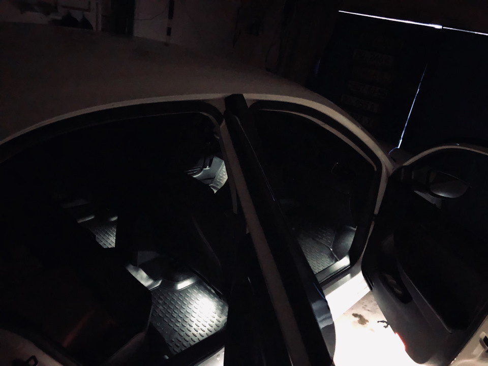 Подсветка пространства ног и дверей. — Volkswagen Jetta VI, 1,6 л ...