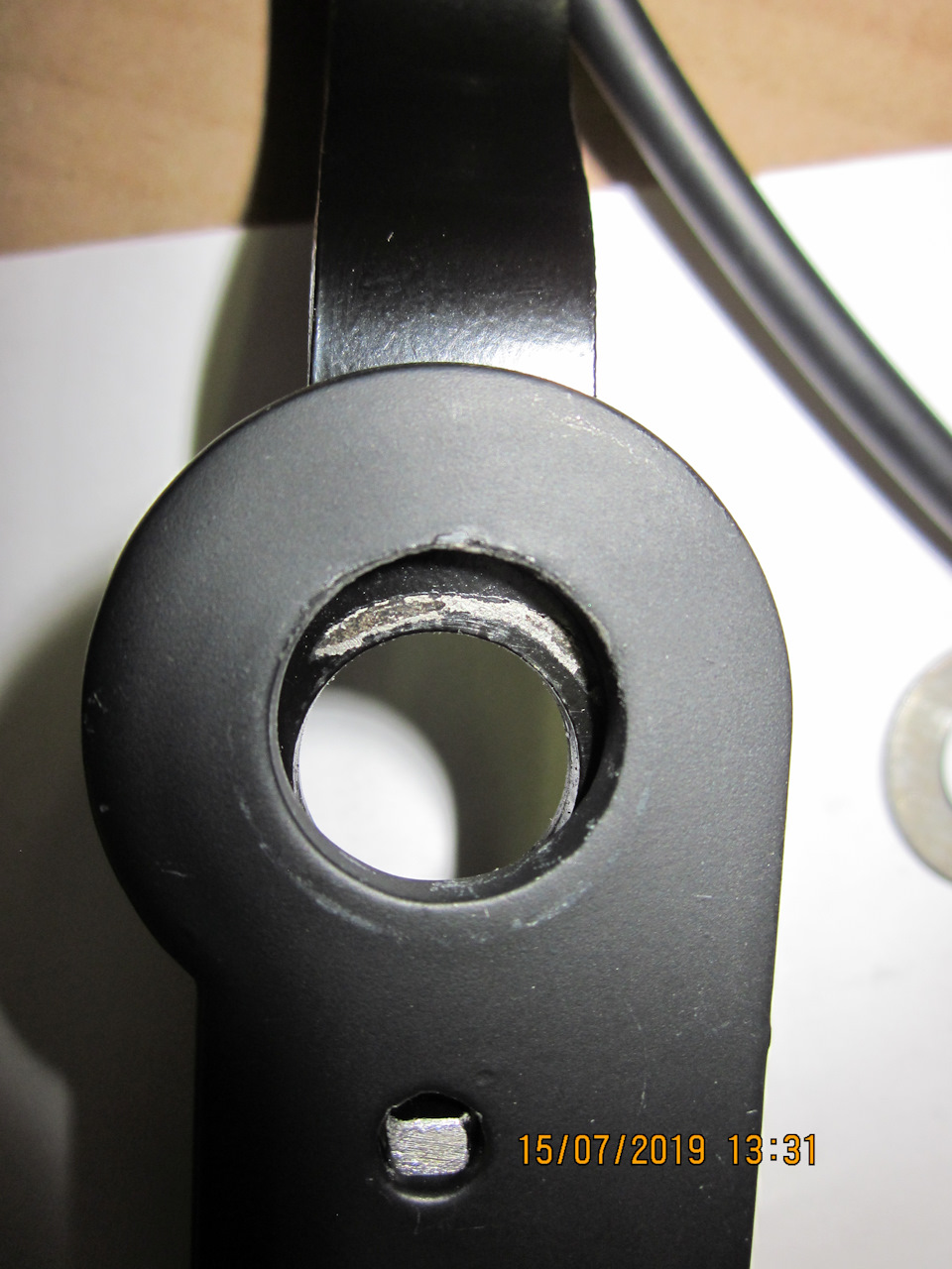 … при сборке уступом внутрь отверстия возникает вот такое несовпадение отверстий… — Lada Vesta SW (1G)