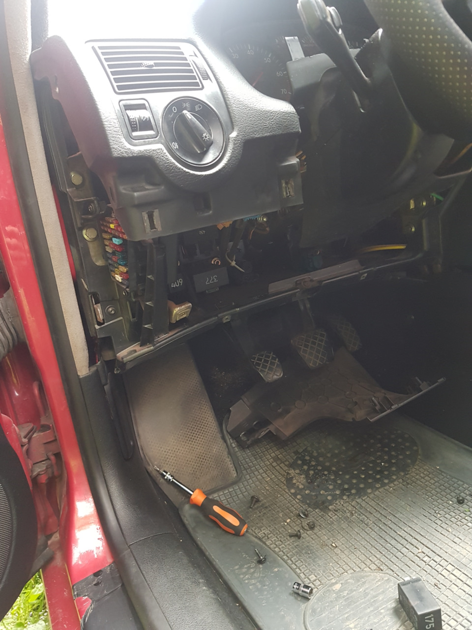 И у меня не горит свет в салоне — Volkswagen Golf Mk4, 1,8 л, 2000 года ...