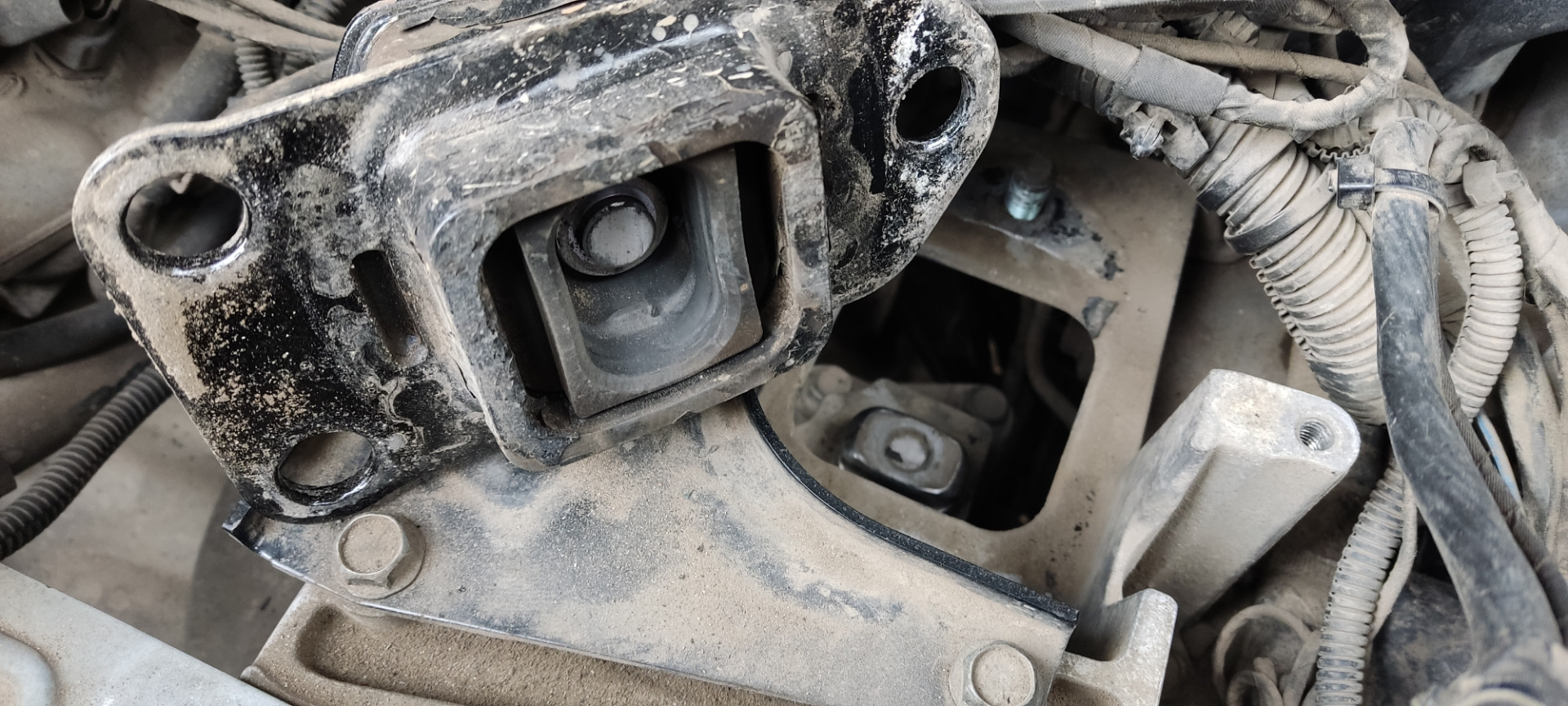 Обломило шпильку крепления МКПП — Nissan X-Trail II (t31), 2,5 л, 2007 ...