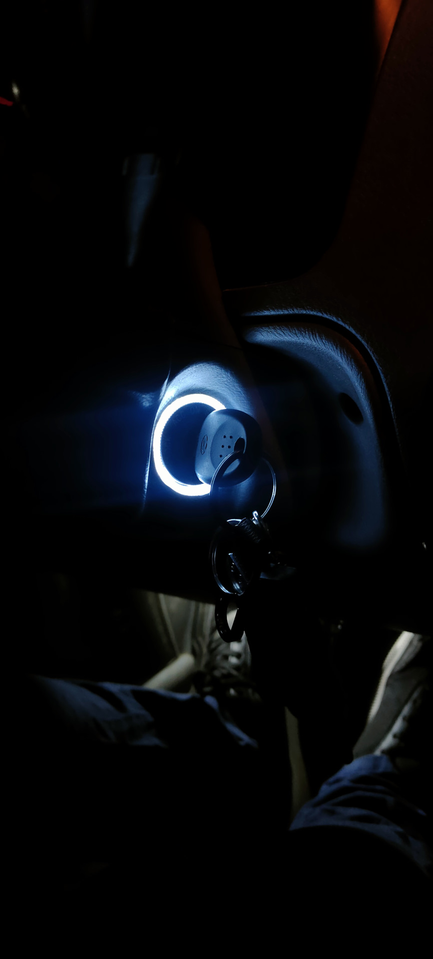 Ну и собственно ночью.👍👍👍👍 Подключил к плавному розжигу который стоить в подсветки ног . — плавно зажигается плавно тухнет ) Вот запись про это есть в бж. Загорается при открытии любой двери — тухнет при закрытии через секунд — 6-7 плавно — Hyundai Accent (2G)