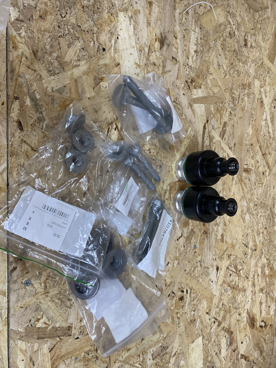 WHT001987 Гайка (M12x1,5) / AUDI A4, A5, Q5 08~ VAG | Запчасти на DRIVE2