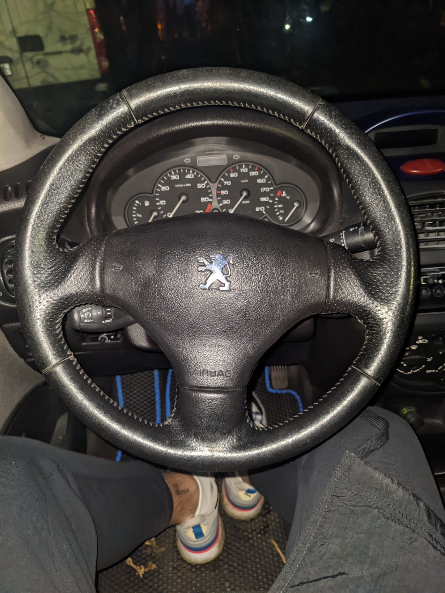 Как снять руль пежо 308 без прокола. Peugeot 308 перетяжка руля. Пежо 206 руль rc. Руль lupo замена. Руль пежо 3008.