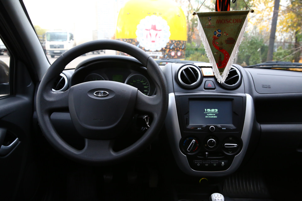 Купить б/у Lada (ВАЗ) Granta бензин механика в Старом Осколе: белый 2018 седан 2