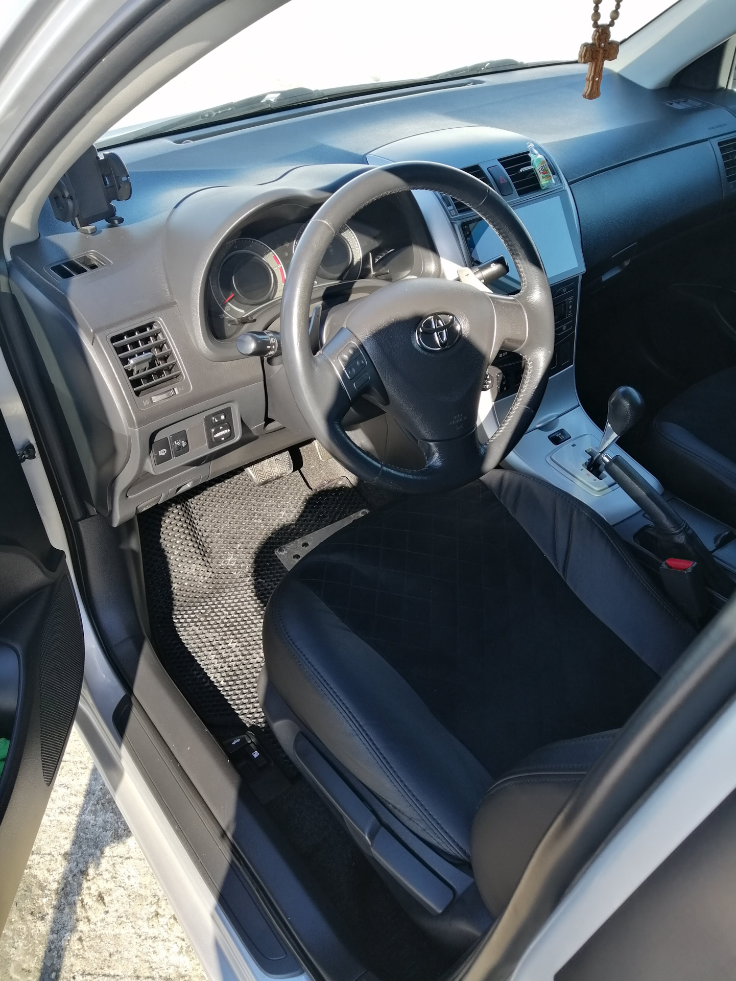 Заменил накладки порог — Toyota Corolla (140/150), 1,6 л, 2008 года ...
