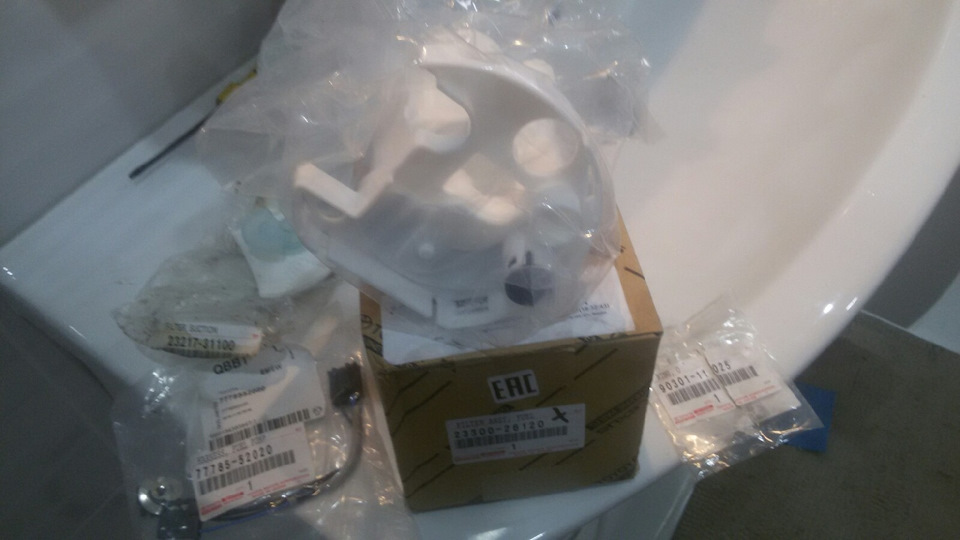 Замена топливного фильтра в баке — Lexus IS II, 2,2 л, 2007 года ...