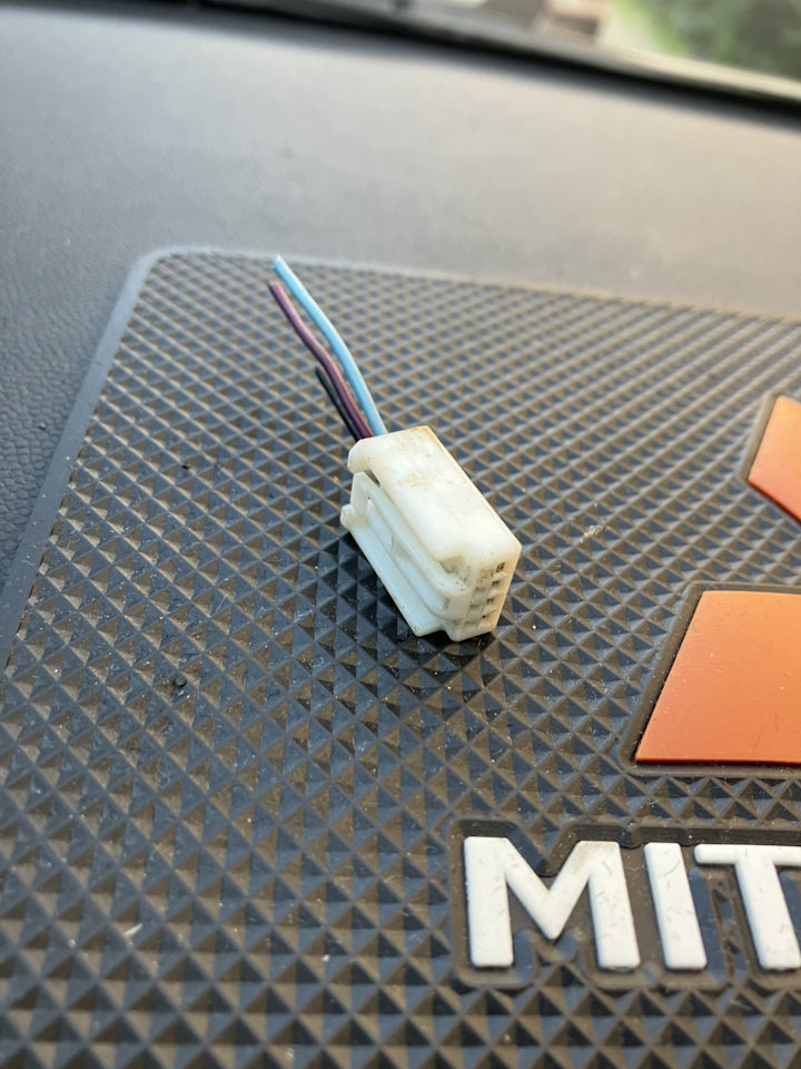 Разъем пассажирской кнопки lock на Mitsubishi Lancer Ralliart