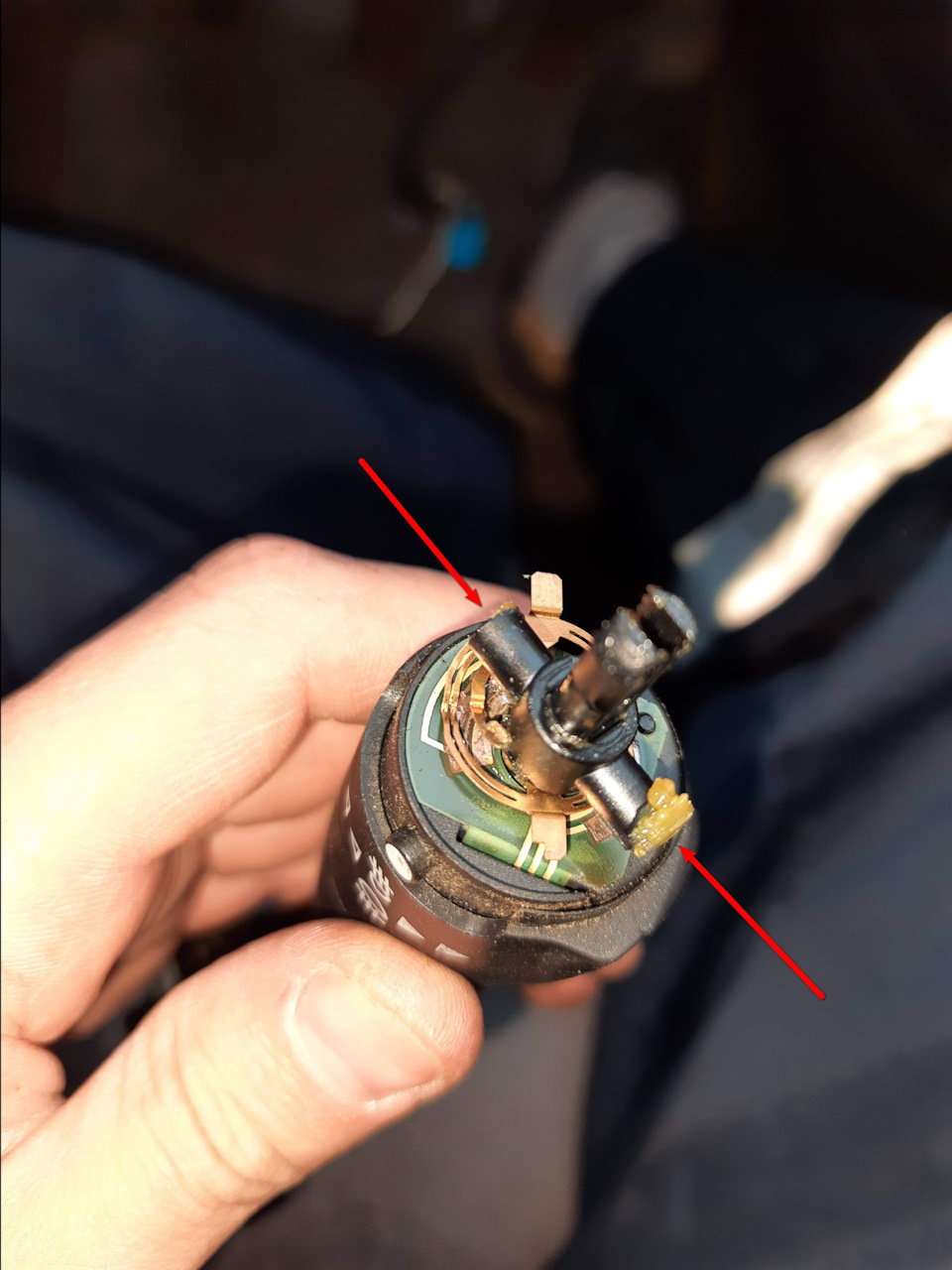 Надо снимать аккуратно, что бы не потерять фиксаторы переключателя света. — Citroen C5 (1G)