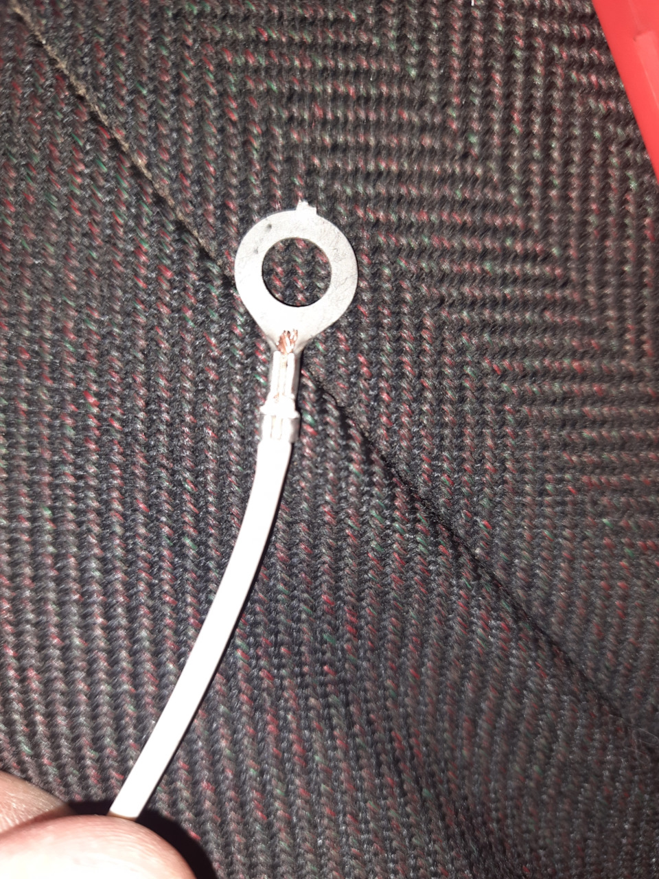 Масса.Прикрутил в стандартном месте слева под торпедой — Audi 80 (B3)