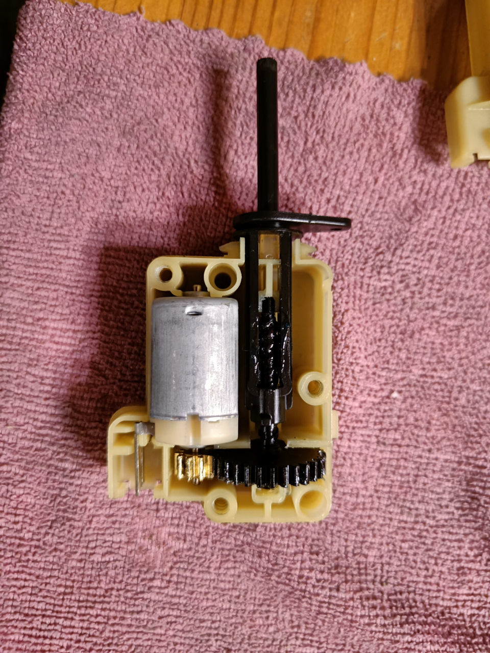 Моторчик запирания лючка бензобака — Volvo XC90 (1G), 3,2 л, 2012 года ...