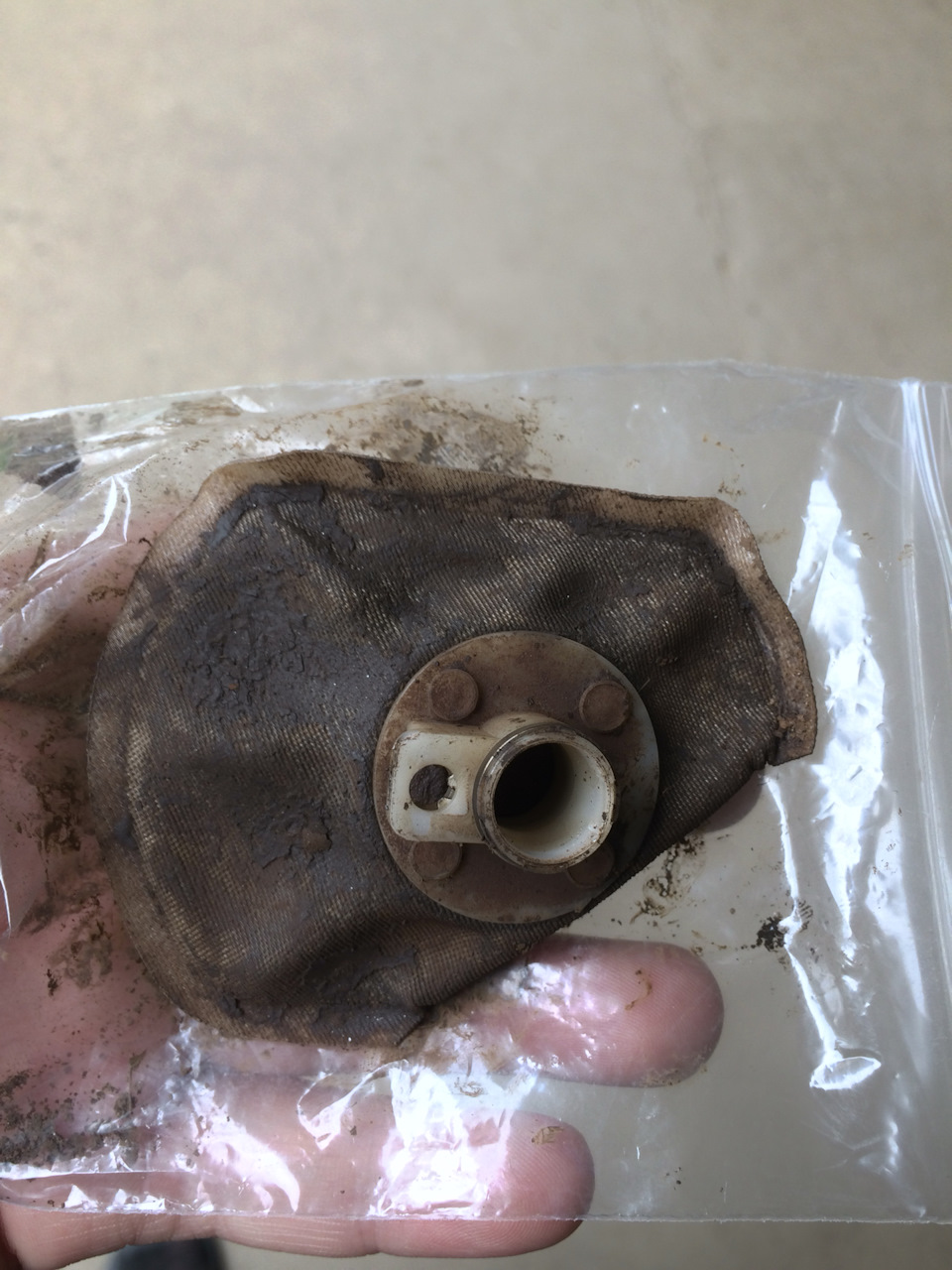 Поменял сетку в бензонасосе, регулировка замка богаделку — Lada 2114, 1 ...