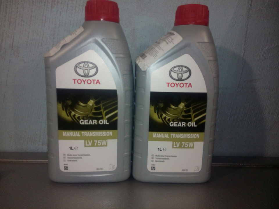 Масло TOYOTA / 0888581001 — Toyota Auris (1G). Запчасти на фото: 0888581001