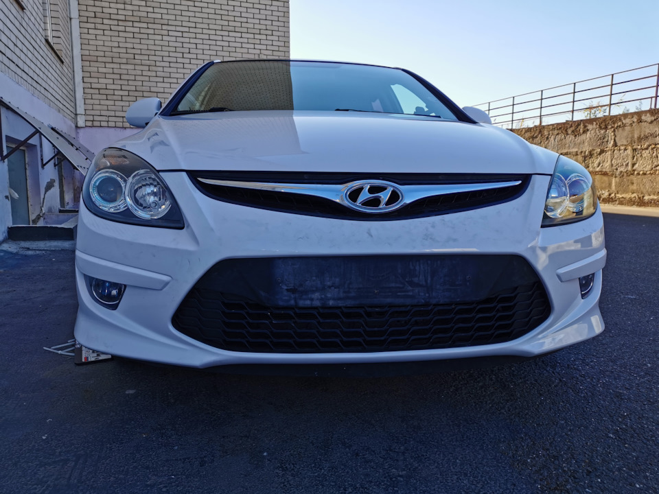 Hyundai solaris снятие переднего бампера. Сплиттер на хендай солярис 2. Solaris 2014 без бампера. Солярис 2 под бампером. Солярис 2014 передний.