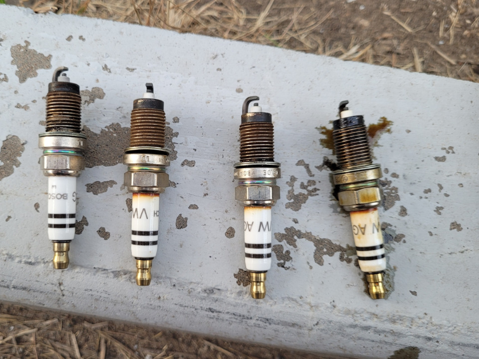 Свеча в масле — Volkswagen Polo Sedan, 1,6 л., 2011 года | расходники ...