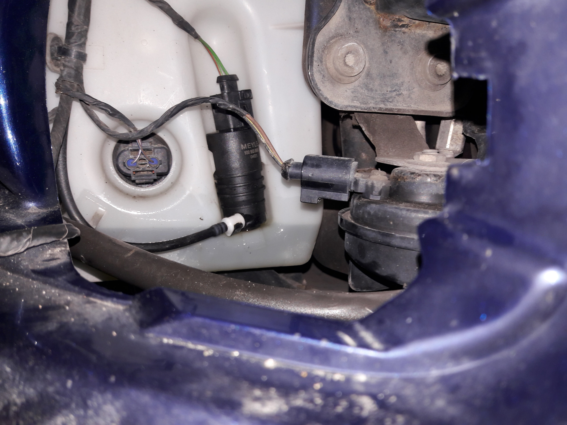 Датчик омывателя шкода фабия. Форсунки омывателя шкода суперб 2012 где стоят. Не работает стеклоомыватель шкода. Датчик омывателя шкода фабия. Крышка бачка омывателя шкода.