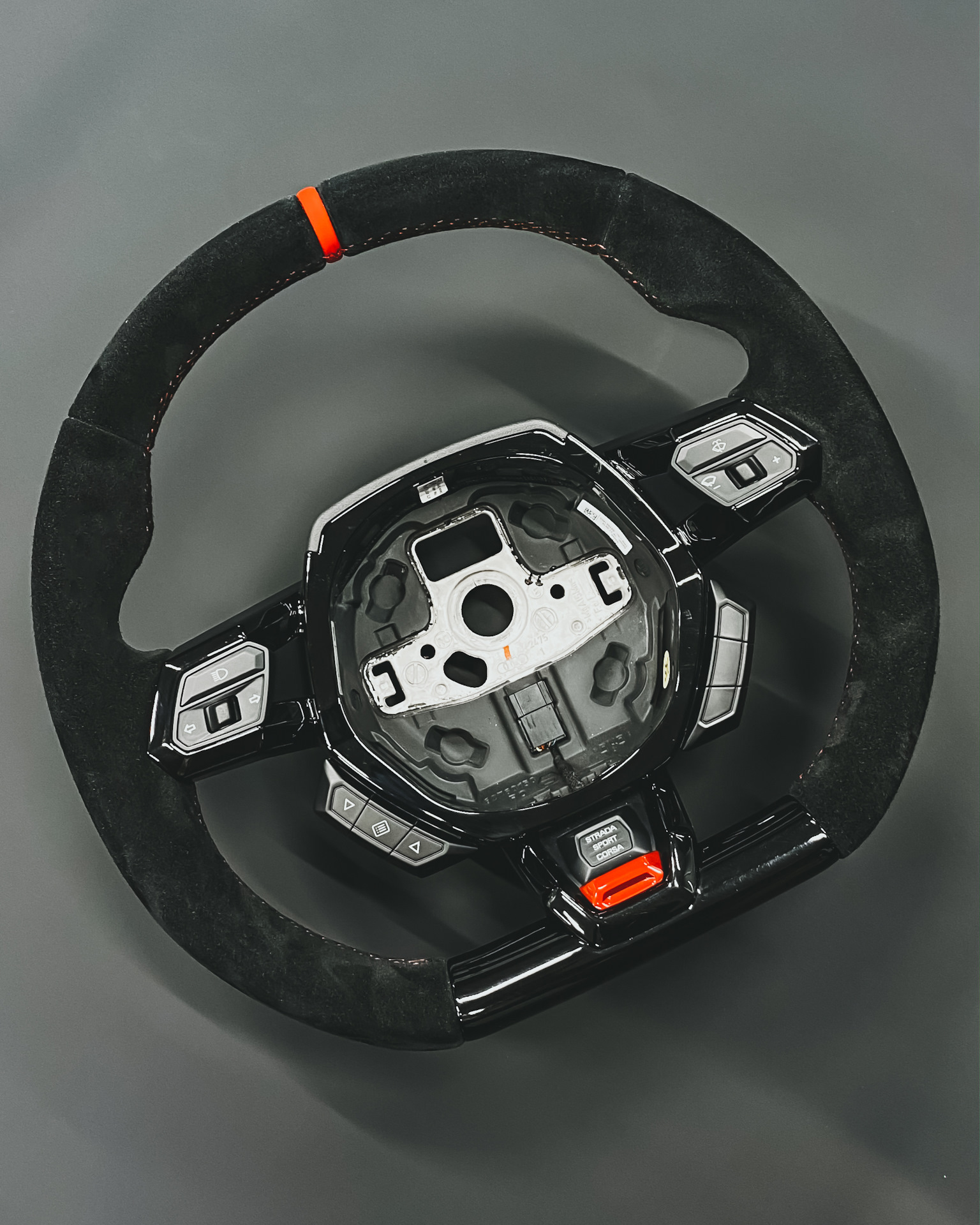 Перетяжка руля Lamborghini в итальянскую алькантару — Grand Design на ...