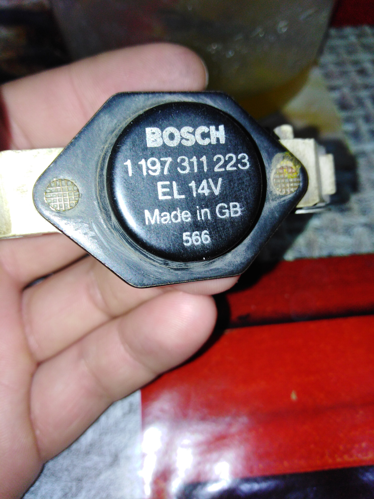Регулятор напряжения ауди. Ауди 80 1994 года регулятор напряжения. Щетки регулятора напряжения Bosch. Замена щеток регулятора напряжения Bosch. L9407f вместо родного регулятора.