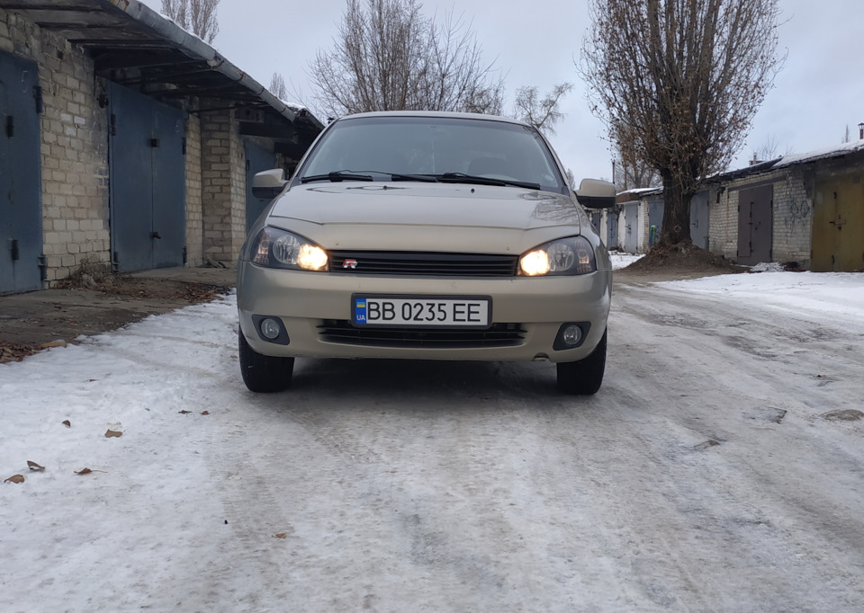 Решетка радиатора без значка. — Lada Калина седан, 1,6 л, 2006 года ...