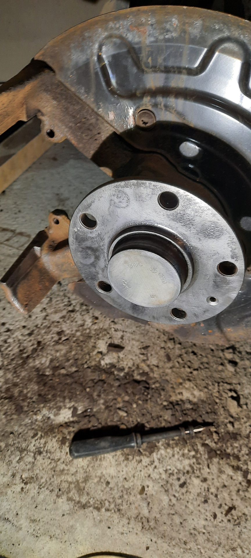 Замена передних тормозных дисков и передних тормозных колодок на Шкода ...