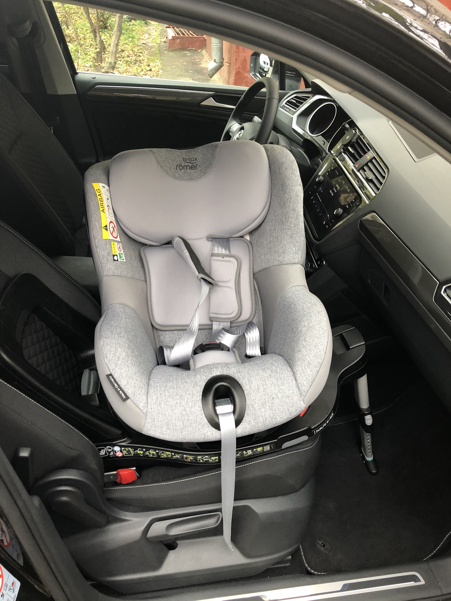 Как крепится детское кресло инфинити в автомобиле на заднем сидении ремнем