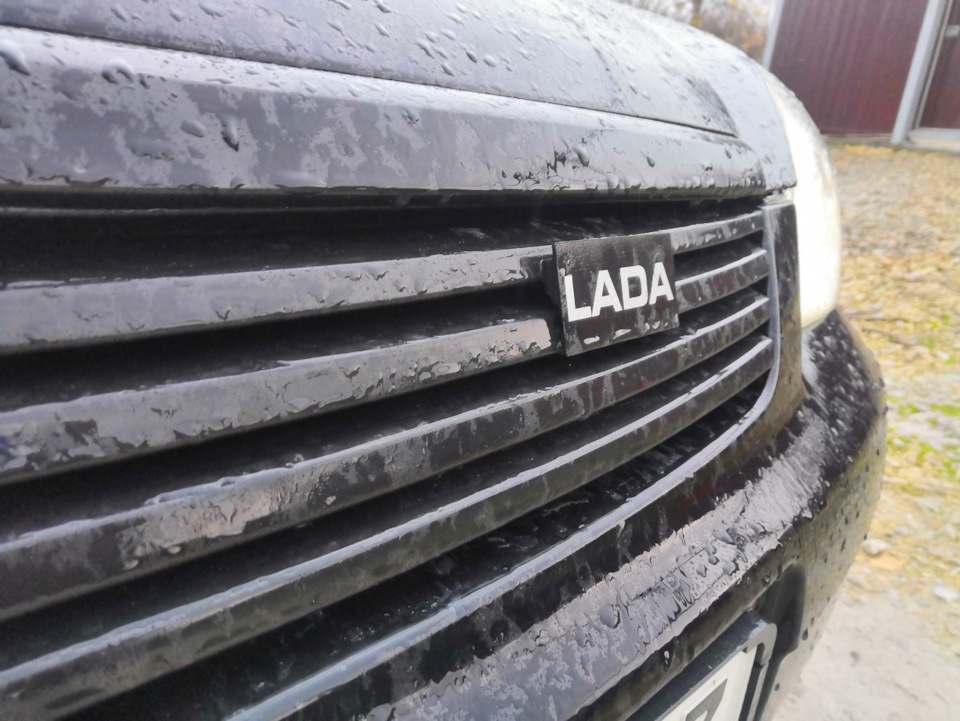 Шильдик на решётку радиатора — Lada Приора хэтчбек, 1,6 л, 2009 года ...