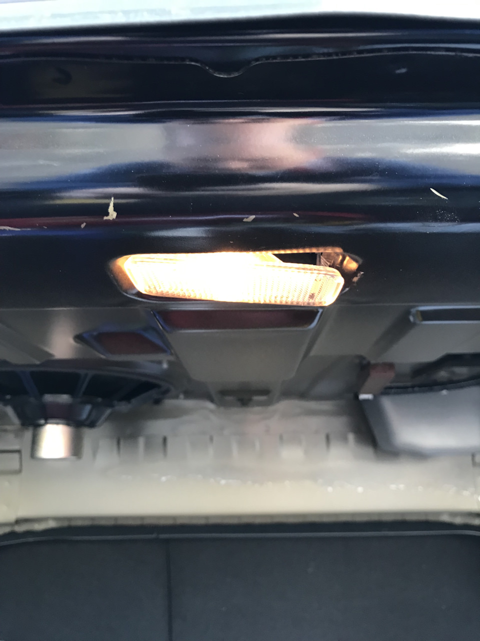 Замена лампочки плафона в багажнике на светодиодную — Toyota Camry ...