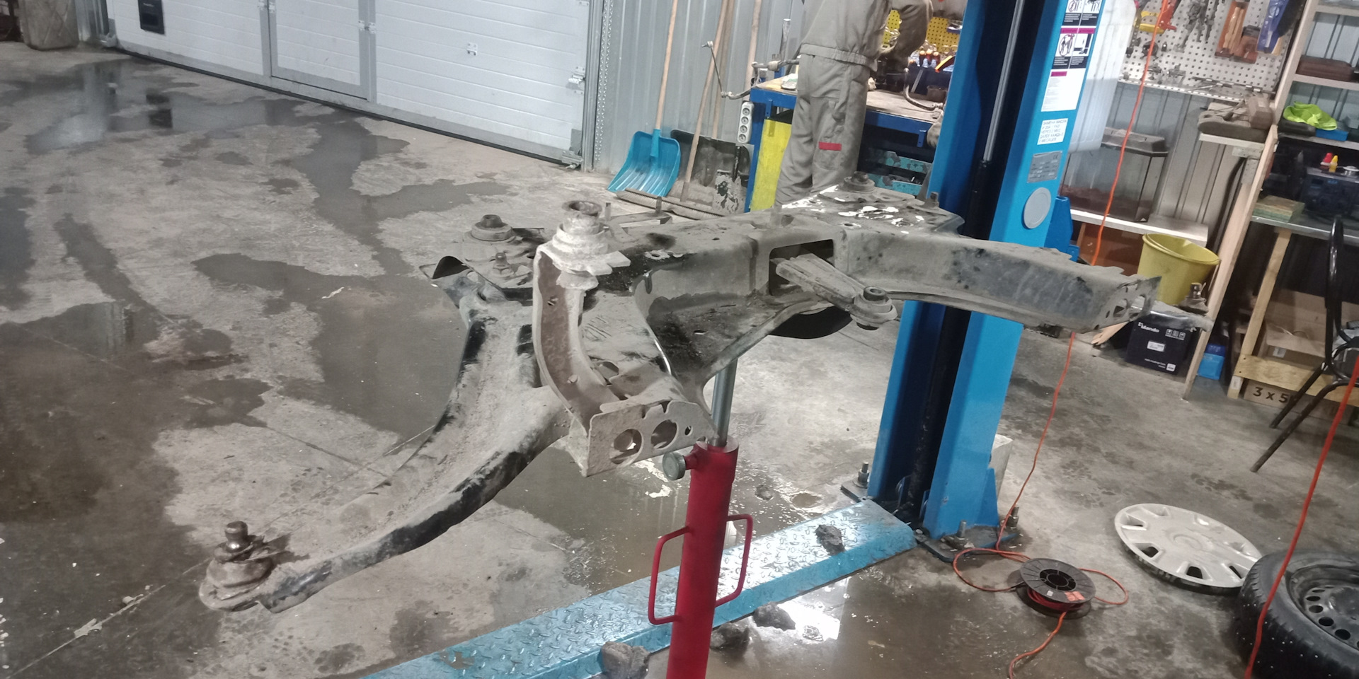 Замена резинок на реактивной тяге подрамника. — Nissan Note (1G), 1,6 л ...