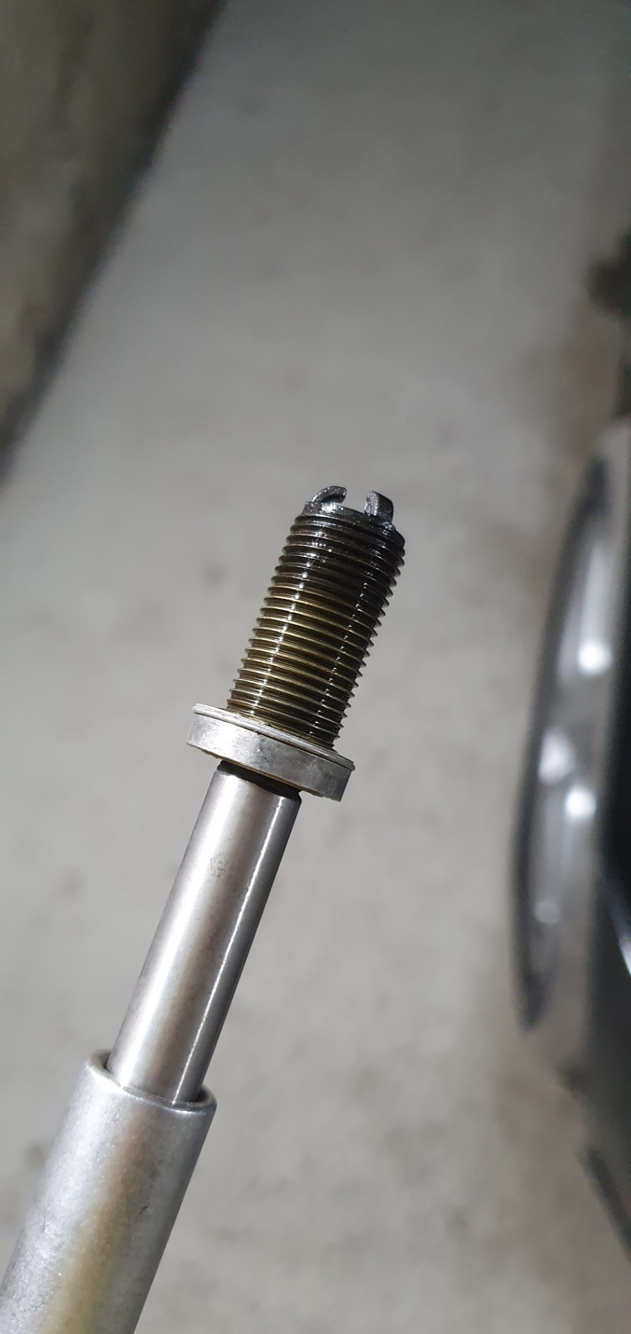 Обломило свечу зажигания — Volvo V50, 2,4 л, 2008 года | плановое ТО ...