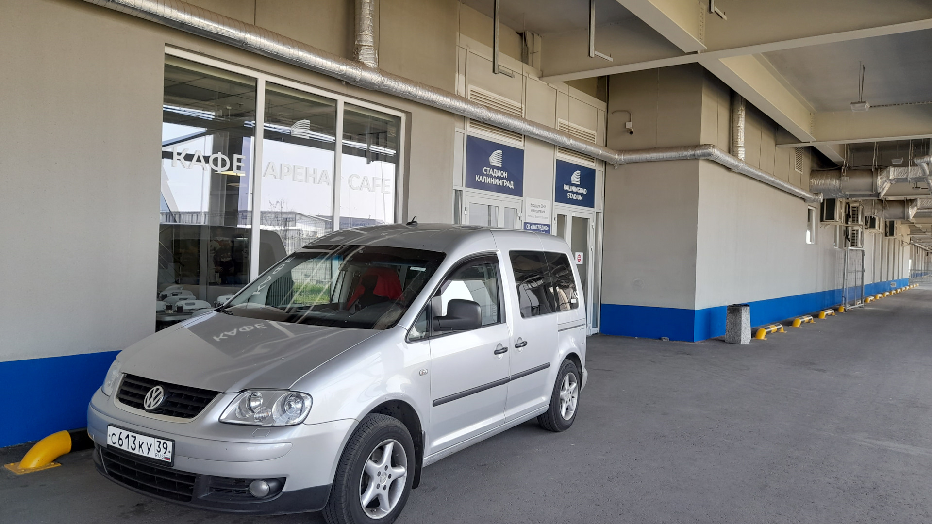 Фольксваген Кадди 2007. Фольксваген Кадди 2007 года. Caddy года выпуска. Volkswagen Caddy Maxi III Рестайлинг 1.2 MT (105 Л.С.) серый с пробегом.