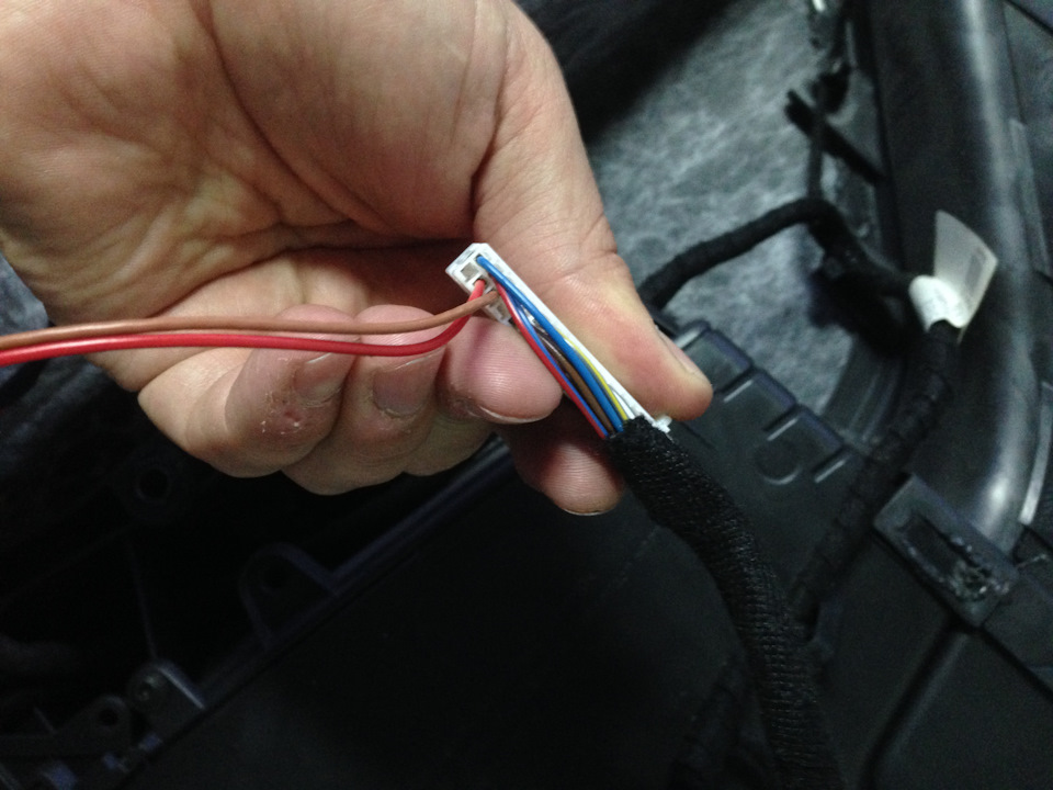 вставляем пины в штекер 18 + и 19 — — Volkswagen Passat Variant (B6)