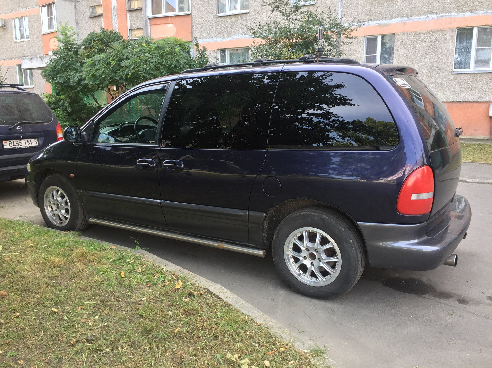 Крайслер вояджер 1999. Колёса на Chrysler Voyager. Крайслер Гранд Вояджер 1999 вин на кузове. Final Voyage 1999.