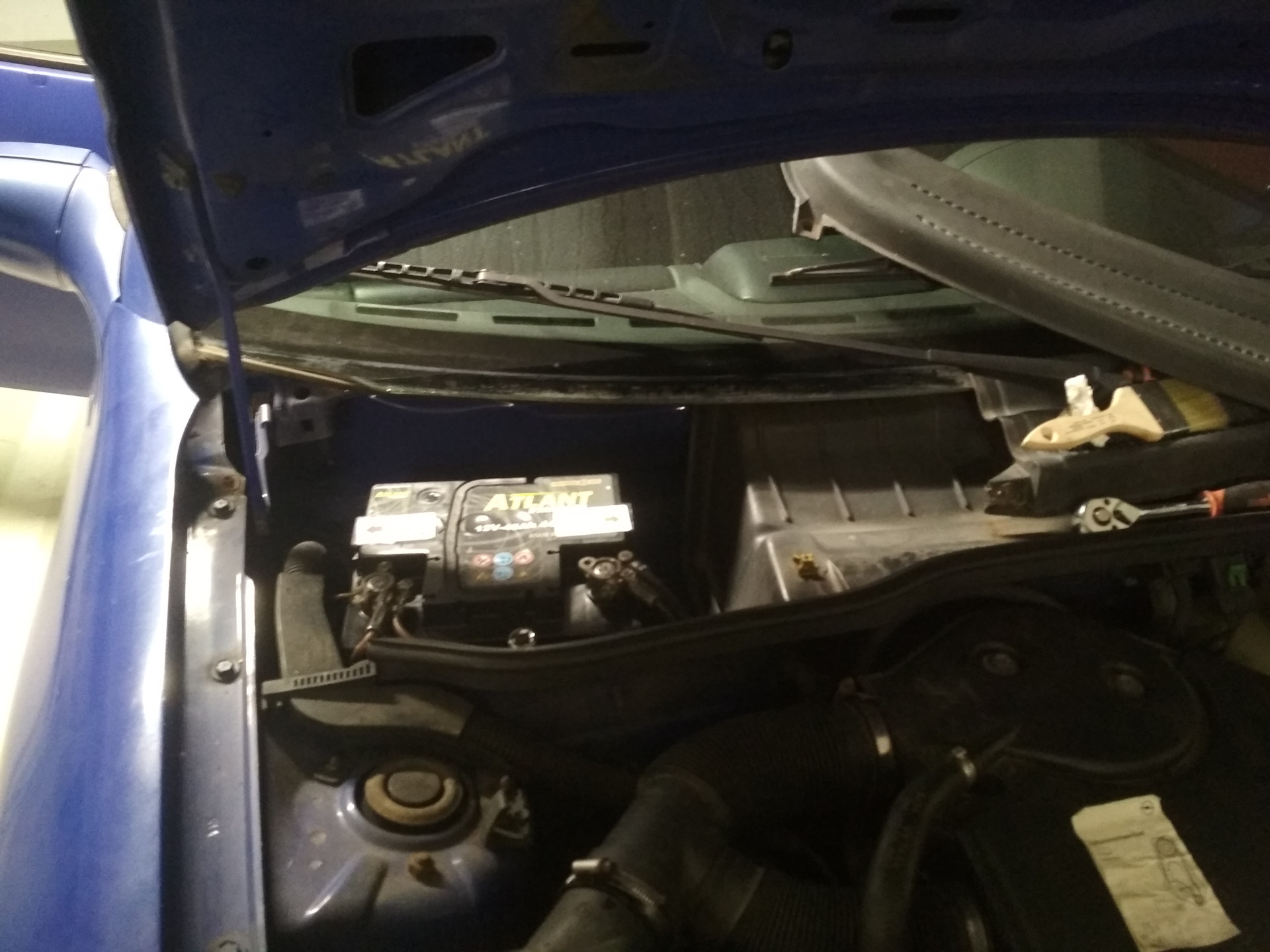 Минусовая клемма опель корса d. Opel astra h 1. Как снять аккумулятор с опель корса. Как снять аккумулятор с опель корса. Как снять аккумулятор с опель корса.