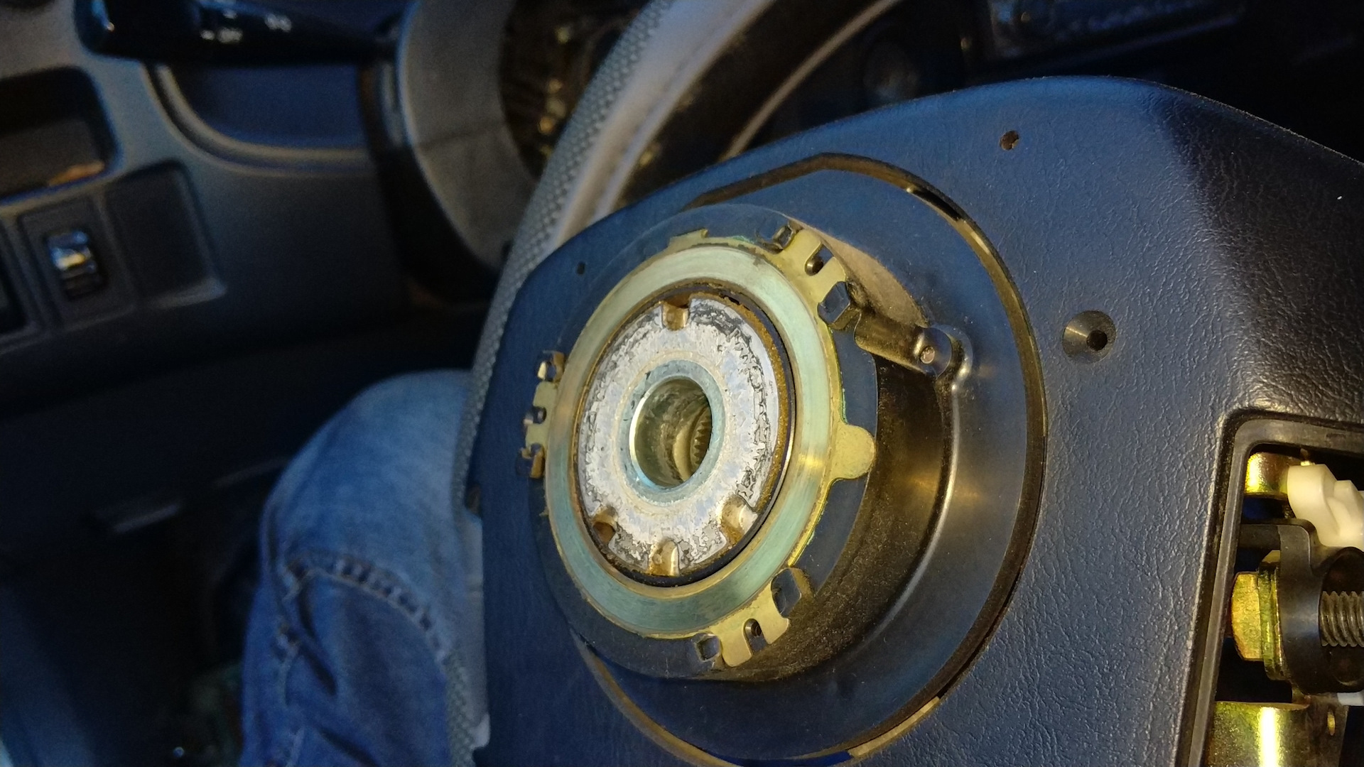 Сигнал land cruiser 200. Звуковые сигналы на прадо 150. Не работает сигнал тойота. Звуковой сигнал на toyota pixis. Руль тойота ипсум 10 кузов.