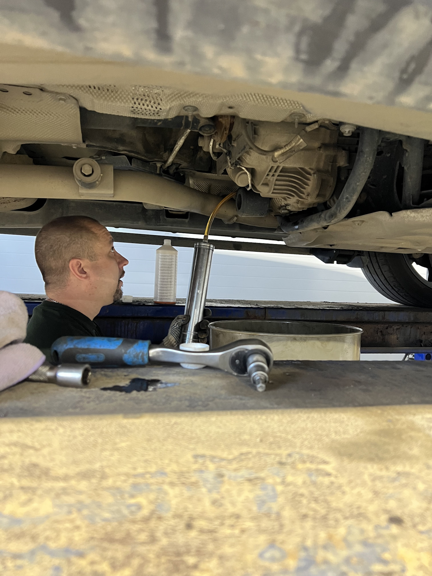 Замена масла в раздатке — Land Rover Range Rover (4G), 3 л, 2014 года ...