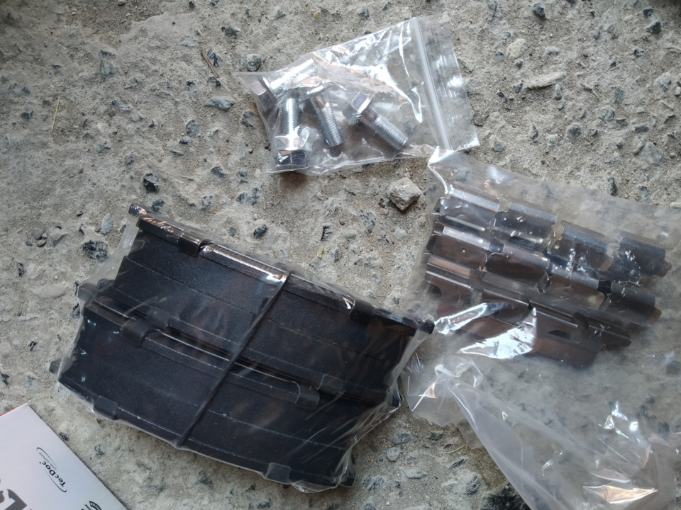 Замена передних тормозных колодок поло седан. — Volkswagen Polo Sedan ...