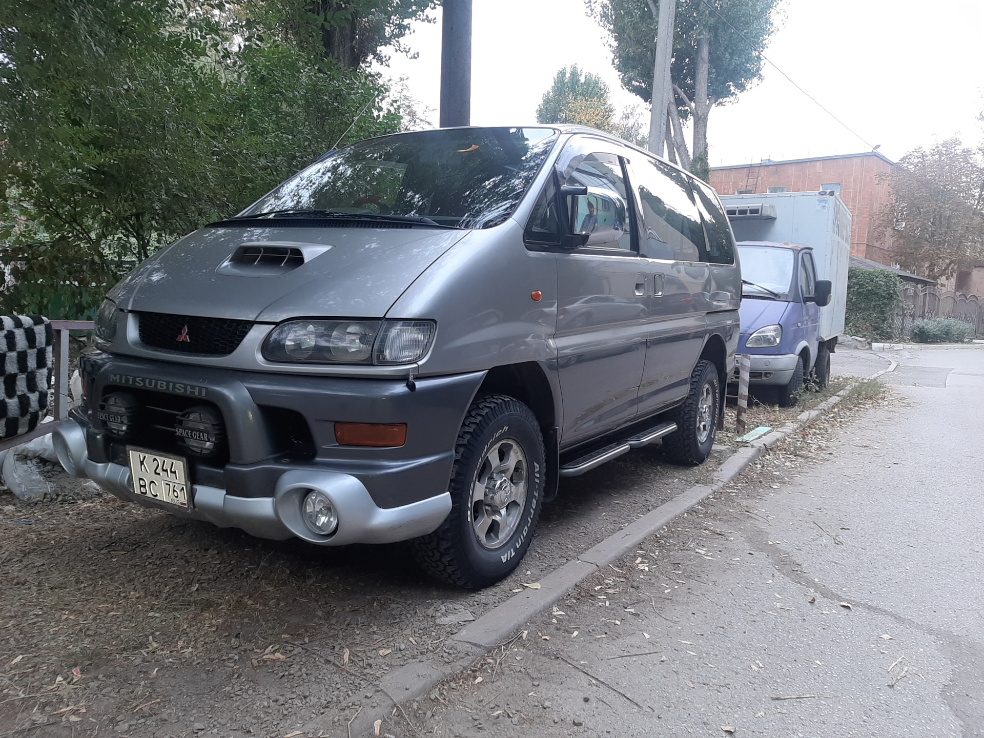 Mitsubishi Delica 2.8. Делика л 400 2.8 дизель. Мицубиси Delica d:2. Делика с губой.