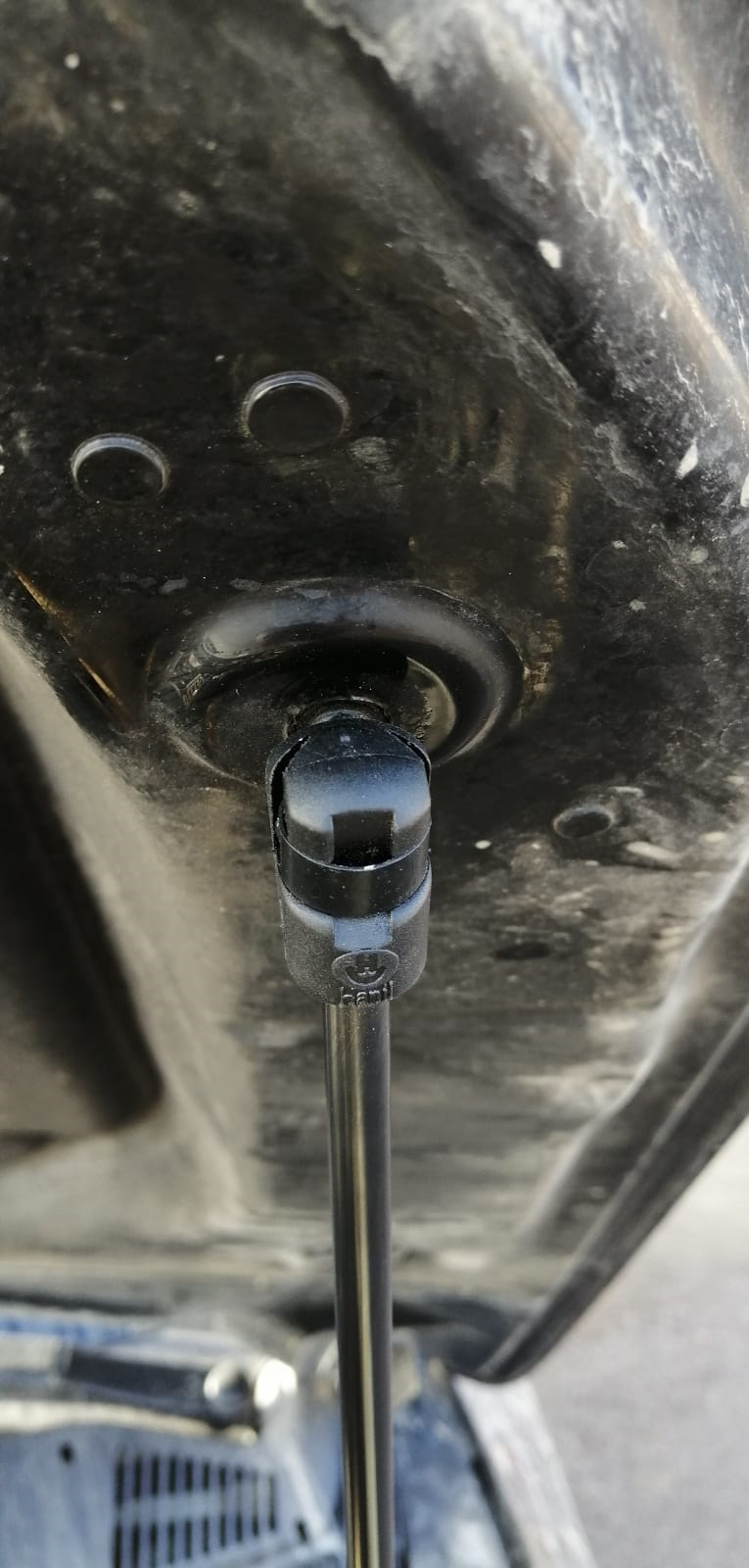 Газовый упор капота. — Volkswagen Touareg (2G), 3,6 л, 2011 года ...